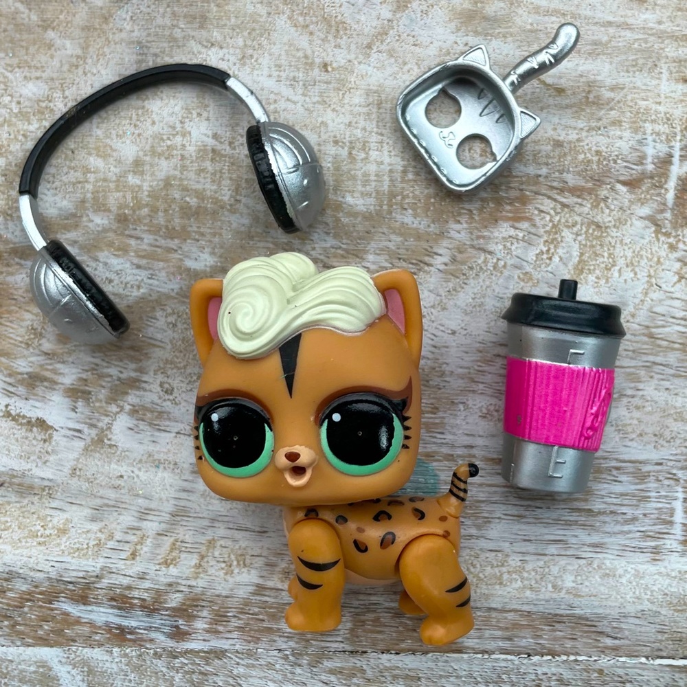 LOL surprise doll Eye Spy Pets Funky Cat